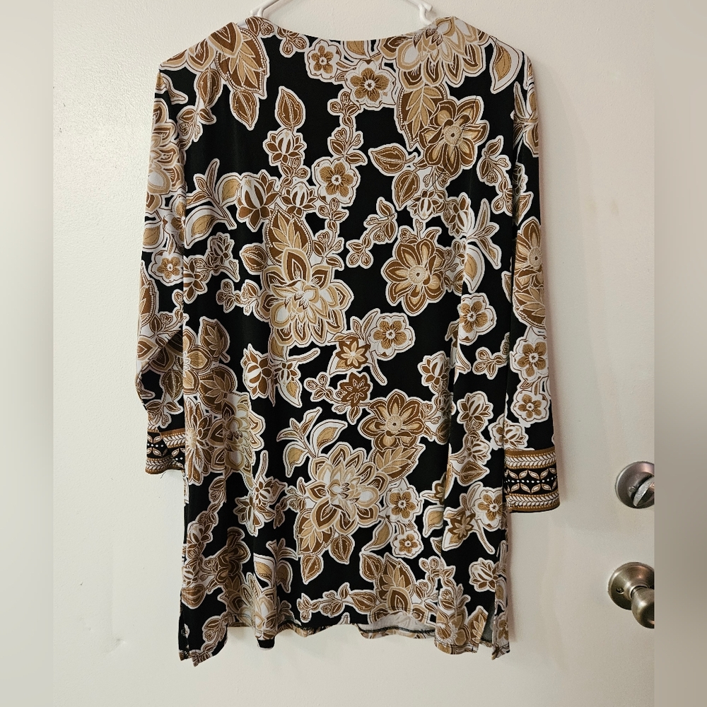 Floral V-Neck Women's Top - Black and Tan - Picture 4 of 4